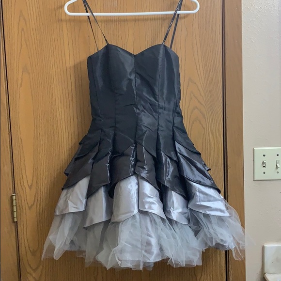 Dresses & Skirts - Strapless layered flare dress